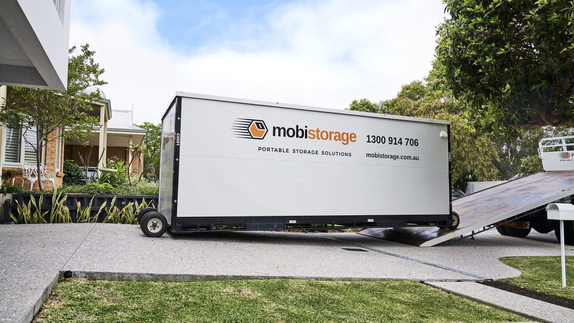 Loading a Mobistorage container